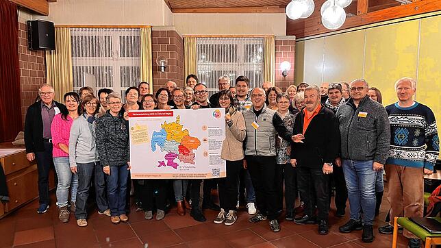 Der Teilnehmer der Dekanatsratssitzung im Hegau zeigen ein Plakat der Kampagne &bdquo;Da puzzelt sich was zusammen&ldquo;. Bild: Iris Bieler