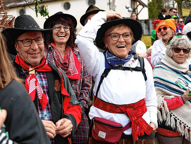 Bild 17: Fastnacht auf dem Schienerberg: Tausende feiern den Höriumzug mit kreativen Mottos
