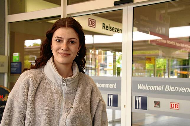 Maja Julia Kern nutzt regelmäßig den Zug. Sie sieht Schwierigkeiten im Umgang mit dem Automaten.