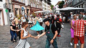 In Topform präsentierten sich gleichzeitig Tanzpaare des Vereins „Fricktal tanzt“ auf der Straße, die bei Rock`n Roll-Rhythmen das ...