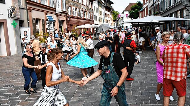 In Topform präsentierten sich gleichzeitig Tanzpaare des Vereins „Fricktal tanzt“ auf der Straße, die bei Rock`n Roll-Rhythmen das ...