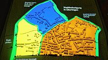 Unterschiedliche Projektionen zeigen, wie sich die Überlinger Stadtbefestigung und andere Bereiche im Laufe der Jahre entwickelten. Die ...