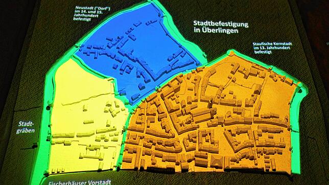 Unterschiedliche Projektionen zeigen, wie sich die Überlinger Stadtbefestigung und andere Bereiche im Laufe der Jahre entwickelten. Die ...