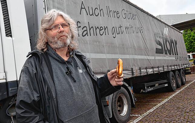 Zeit für eine gelassene Pause: Für Joe Jaitner gehört der Bühnenaufbau in Markdorf zur Routine.