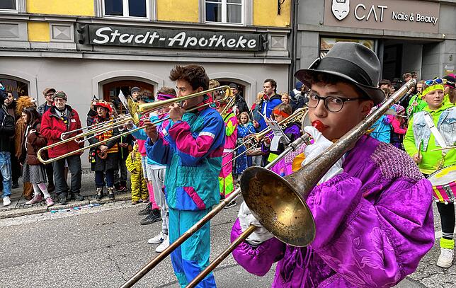 Bild 13: Tolle Stimmung beim Sonntagsumzug der Überlinger Narrenzunft &ndash; Teil 1