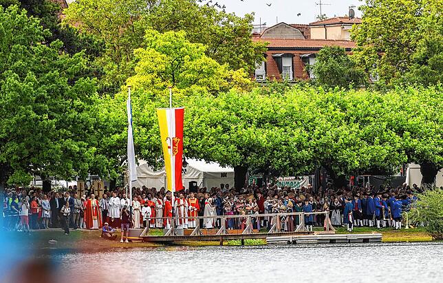Das Hausherrenfest brachte wieder die beliebte Mooser Wasserprozession mit sich – und viele Zuschauer an den See.