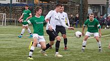 Der Donaueschinger Andreas Becker (links) versucht, dem Aasener Tim Stolz den Ball abzunehmen. Edgar Hilsendegger (rechts/DJK) verfolgt ...