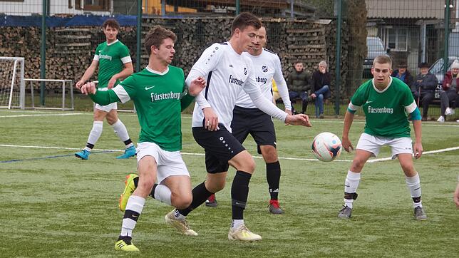 Der Donaueschinger Andreas Becker (links) versucht, dem Aasener Tim Stolz den Ball abzunehmen. Edgar Hilsendegger (rechts/DJK) verfolgt ...