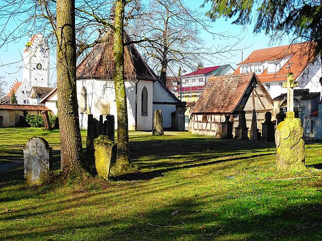 Die letzte Verlegung des Friedhofs erfolgte 1551 zur Kapelle St. Leonhard (Mitte). Rechts steht noch das alte Beinhaus und uralte ...
