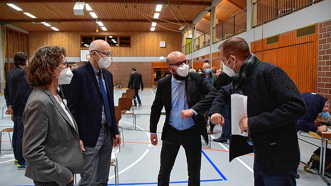 Die evangelische Pfarrerin Martina Stockburger, Pfarrer Rainer Stockburger und der katholische Pfarrer Dominik Rimmele gratulieren ...