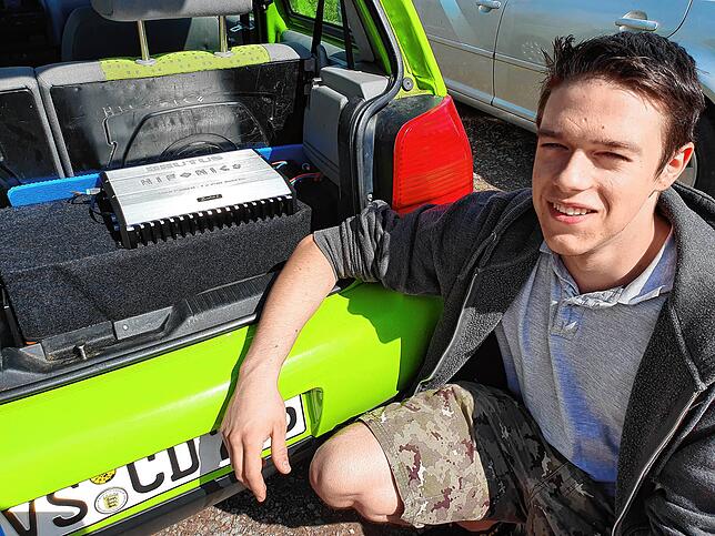 Die Kiste im Kofferraum: Subwoofer und Endstufe folgten auf das alte Autoradio von Linus Dold.