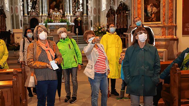 In der Stadtkirche zeigte Sigrid Nipp den Besuchern die Zugänge der Schwestern in die Kirche.