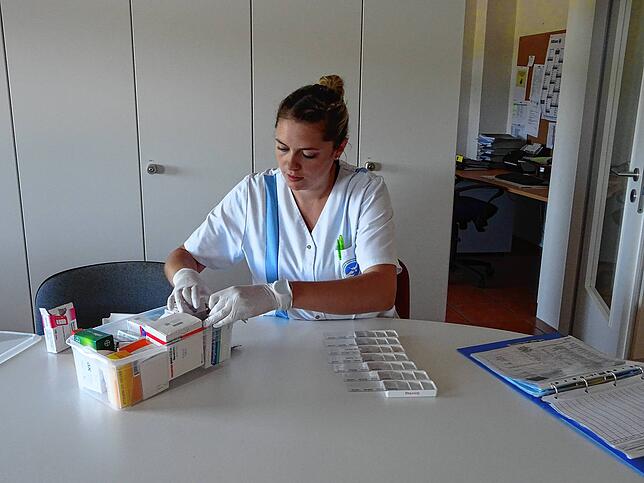 Bevor eine Tour losgeht richtet Nadja Götz im Haus der Christlich Ambulanten Pflege die Medikamente, mit denen sie die Patienten versorgt.