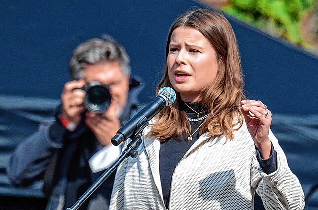 Klimaschutzaktivistin Luisa Neubauer spricht beim Klimastreik zu den Teilnehmern.