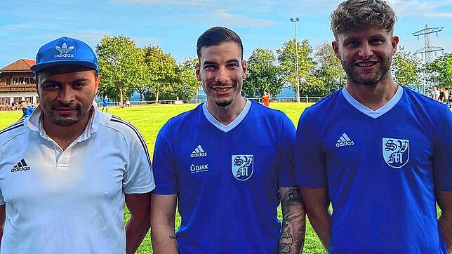Wechsel: Der Murger Trainer Giuseppe Stabile (links) und Spielertrainer Alija Kapidzija (rechts) freuen sich, dass sich Francesco ...
