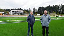 Präsident Berthold Müller (links) und der Vorsitzende des FC Königsfeld, Dietmar Eschner, hoffen auf gutes Wetter in den nächsten Tagen, ...