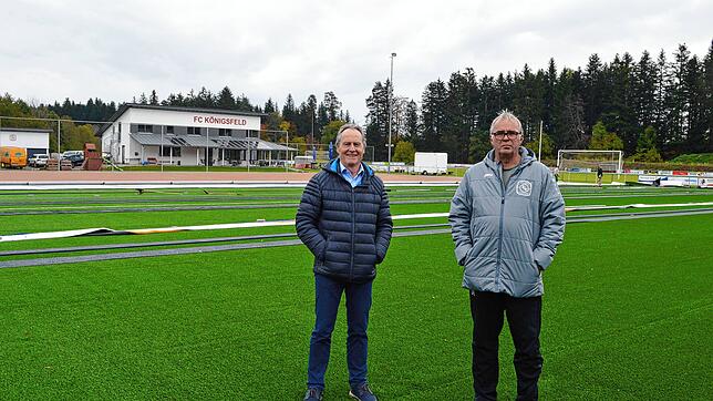 Präsident Berthold Müller (links) und der Vorsitzende des FC Königsfeld, Dietmar Eschner, hoffen auf gutes Wetter in den nächsten Tagen, ...