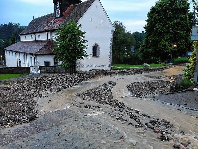 Die Wassermassen haben haufenweise Geröll mit sich gebracht und Straßen überflutet.