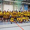 Die Spieler der HSG Konstanz feiern im Konfettiregen den Aufstieg in die 2. Bundesliga.