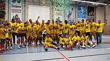 Die Spieler der HSG Konstanz feiern im Konfettiregen den Aufstieg in die 2. Bundesliga.