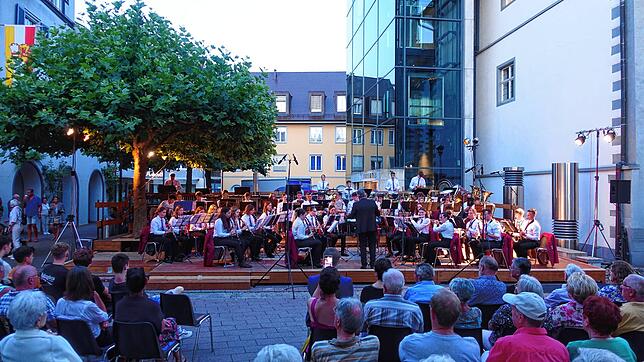 Das JBO in stimmungsvoller Kulisse vor der Stadtbibliothek auf dem Marktplatz.