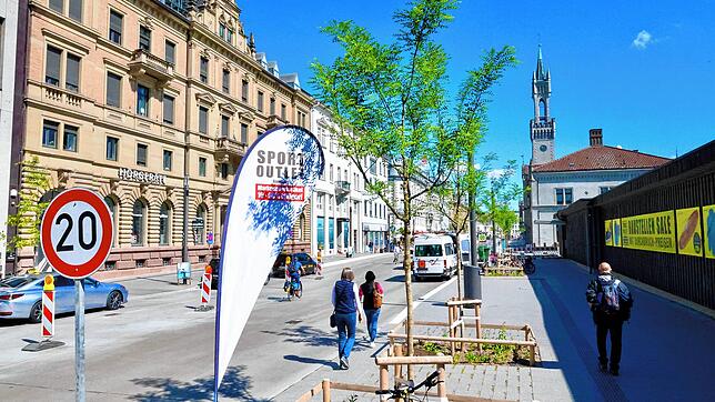 Die ersten Bäume grünen am Bahnhofplatz. Heimische Arten suchen Passanten allerdings vergeblich. Warum?