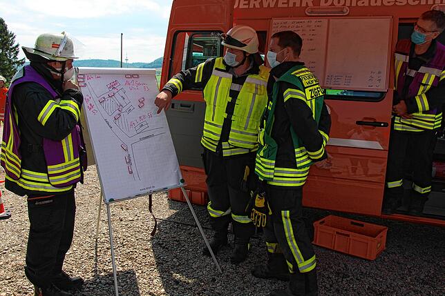 Bild 21: Großeinsatz für die Feuerwehren in Sumpfohren: Ein Gebäude des Hofs Bogenschütz brennt