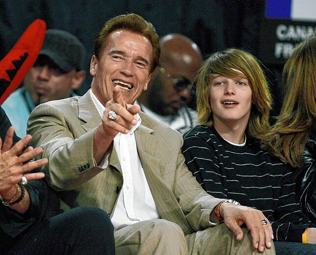 Arnold und Patrick Schwarzenegger im Jahr 2007 bei einem Basketball-Spiel in Las Vegas.