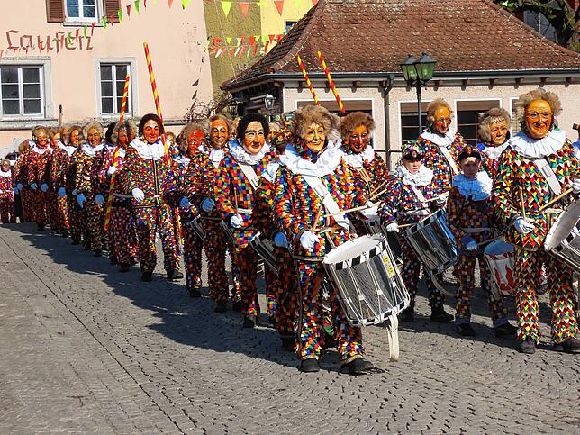 Marsch der Narronen rüber ins aargauische Laufenburg zur Vereinigung der Altfischerzunft. Anschließend beidseits des Rheins gemeinsam ...