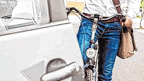(Symbolbild) Unfälle, die durch eine sich plötzlich öffnende Autotür entstehen, werden „Dooring“ genannt – vom englischen Wort „door“ ...
