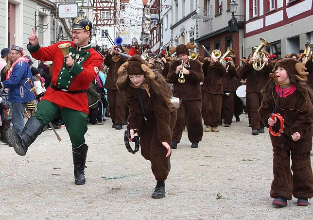Die Holzhaudere-Zunft aus Denkingen mit Narrenpolizei Karl Abt an der Spitze.