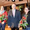 Von zehn Blutspender, die zehn Mal oder mehr gespendet haben, waren zwei anwesend, die Bürgermeister Matthias Weckbach (Mitte) ehren ...
