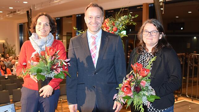Von zehn Blutspender, die zehn Mal oder mehr gespendet haben, waren zwei anwesend, die Bürgermeister Matthias Weckbach (Mitte) ehren ...