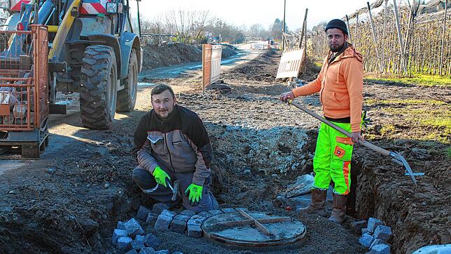 Im Straßenabschnitt, der Espasingen am nächsten liegt, findet aktuell der Kanalbau statt. Nicolai Kenzler (links) und Andreas Paepke ...