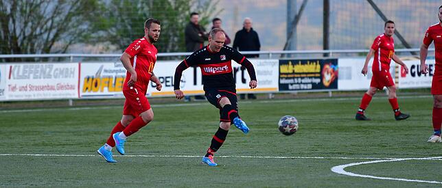 Bild 19: FC Rot-Weiß Weilheim besiegt den FC Wallbach im &bdquo;Duell am Strich&ldquo; mit 3:1 &ndash; wir haben die Bilder!
