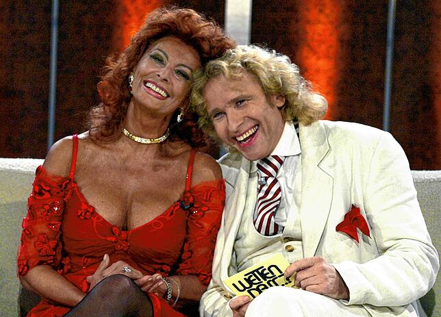 Die italienische Schauspielerin Sophia Loren scherzt mit Thomas Gottschalk während der 150. Sendung der Fernsehshow &bdquo;Wetten, ...