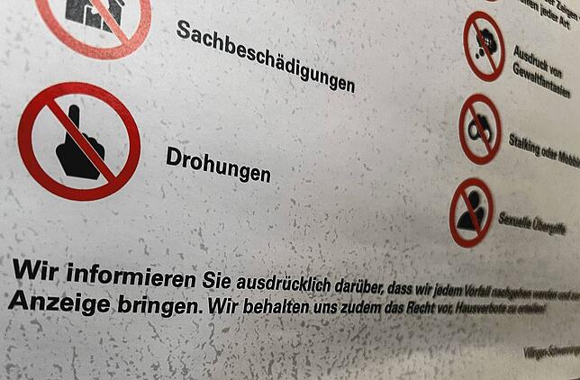 Mit Plakaten weist die Stadt VS darauf hin, welches Verhalten in den städtischen Dienststellen nicht geduldet wird.