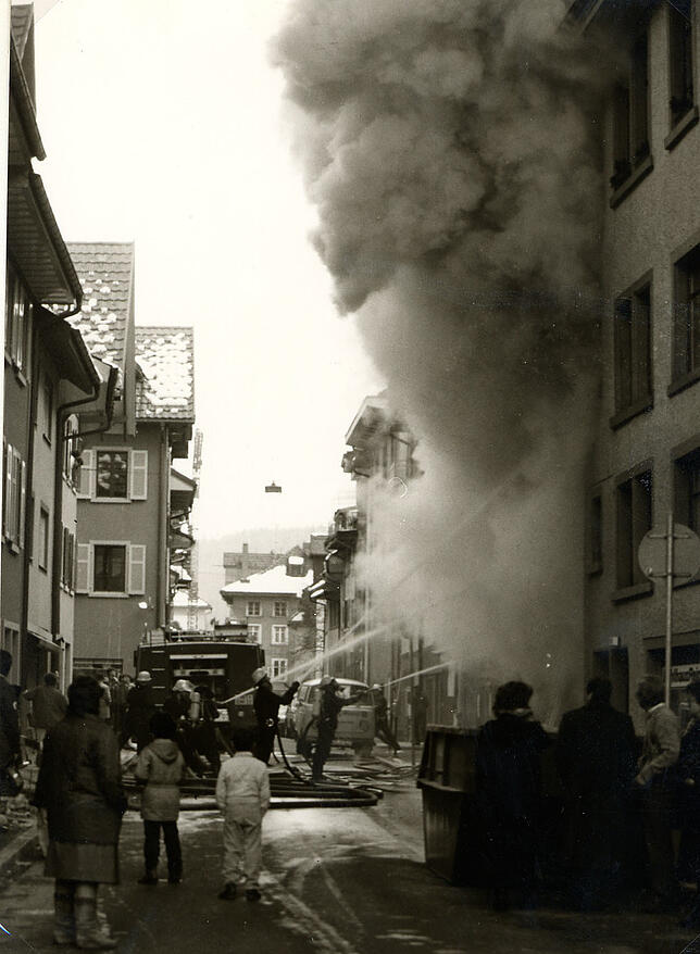Diese Aufnahme zeigt die Löscharbeiten von der Gebäuderückseite in der Wallstraße.