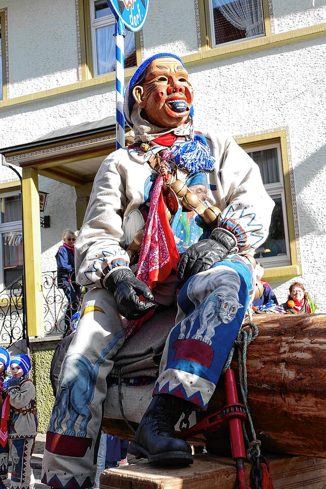 Traditionell: Ein Bonndorfer Pflumeschlucker auf dem Stamm.