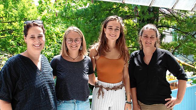 Dokumentarfilmerin Teresa Renn (von links), die beiden Studentinnen Amanda Reinker, Shima Sardarabady und Ethnologin und Uni-Dozentin ...