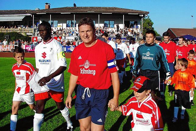 Abschied einer Donaueschinger Fußball-Legende im September 2004: Günter Limberger (vorn, rotes Trikot) als Kapitän bei seinem ...
