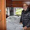Nur anfassen, aber nicht benutzen: Dauercamper Joachim Spitz darf sich tagsüber in seinem Wohnwagen aufhalten. Übernachten darf er nicht.