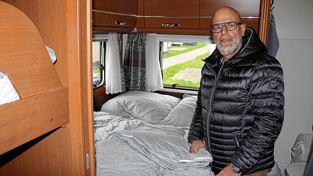 Nur anfassen, aber nicht benutzen: Dauercamper Joachim Spitz darf sich tagsüber in seinem Wohnwagen aufhalten. Übernachten darf er nicht.