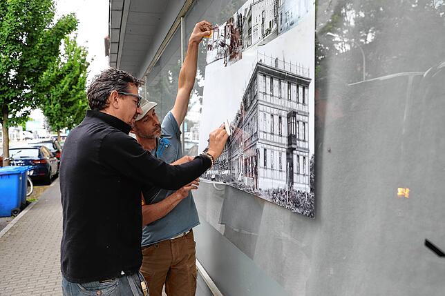 Roland Germar und Bert Binnig (von links) bringen eine Foto-Reproduktion am Gebäude an, das demnächst abgerissen werden soll. Die ...