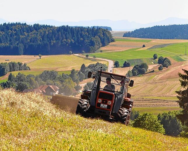 Aus dem Alltag: Die Bewirtschaftung der Felder wie hier bei Großherrischwand gehört zum Alltag in der Region.