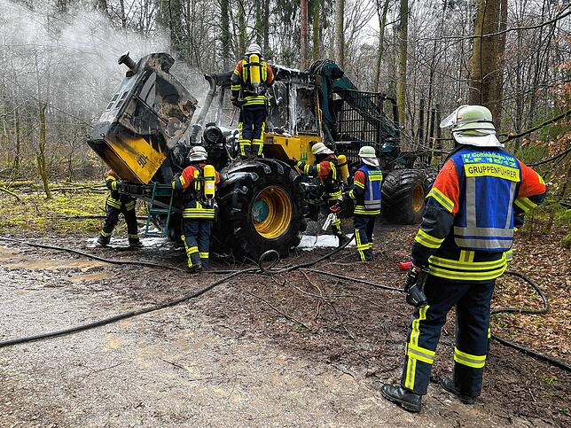 23 Feuerwehrleute waren im Einsatz um die Rückemaschine zu löschen.