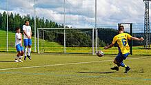 Tim Waldvogel, Spieler der SG Eintracht Gütenbach-Neukirch, führt einen Freistoß aus. Das Duell mit dem SV Niedereschach endete ohne ...