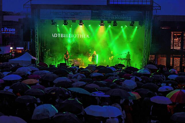 Die Band Diva tritt auf.