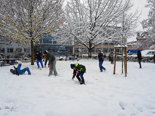 Schüler liefern sich eine Schneeballschlacht beim Scheffelgymnasium.