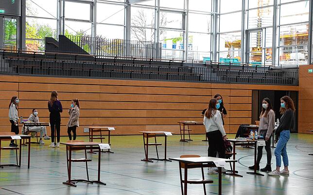 Die letzte Viertelstunde vor Beginn der ersten Abitur-Prüfung 2021.